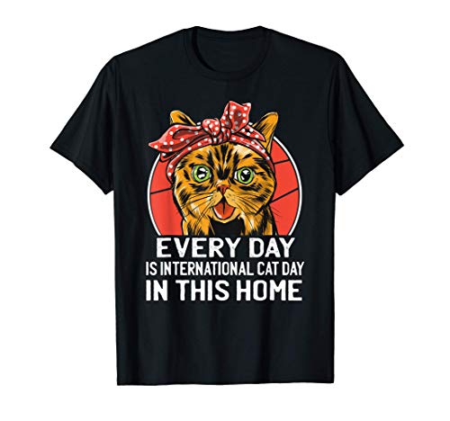 Cada día es el Día Internacional del Gato en este hogar Cat Camiseta