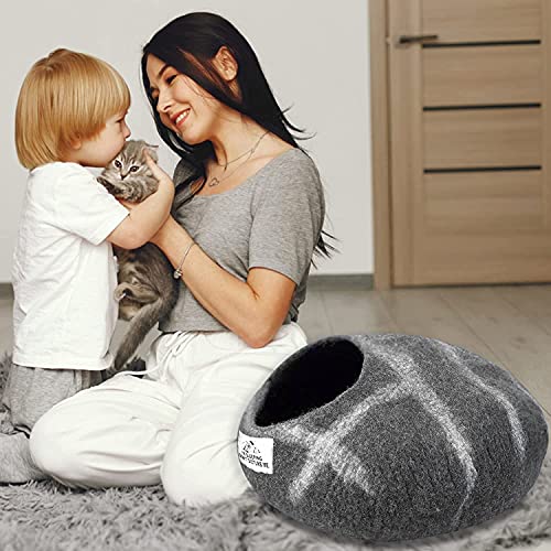 Cama Cueva de Lana para Gatos (Mediana), Hecha a Mano con 100% Lana Merino, Cueva de Fieltro ecológico para Gatos y Gatitos de Interior (Rayas de guijarros)