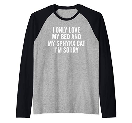 I Only Love My Bed And My Gato Esfinge Mascota Camiseta Manga Raglan