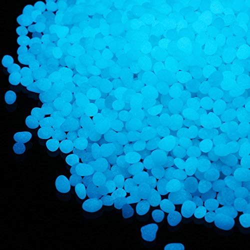 Grava brilla en la oscuridad, grava de acuario, piedras redondas en forma de guisante, arena decorativa para peces, acuario, suculentas, decoración de regalos de jardín (2-4 mm, azul cielo)